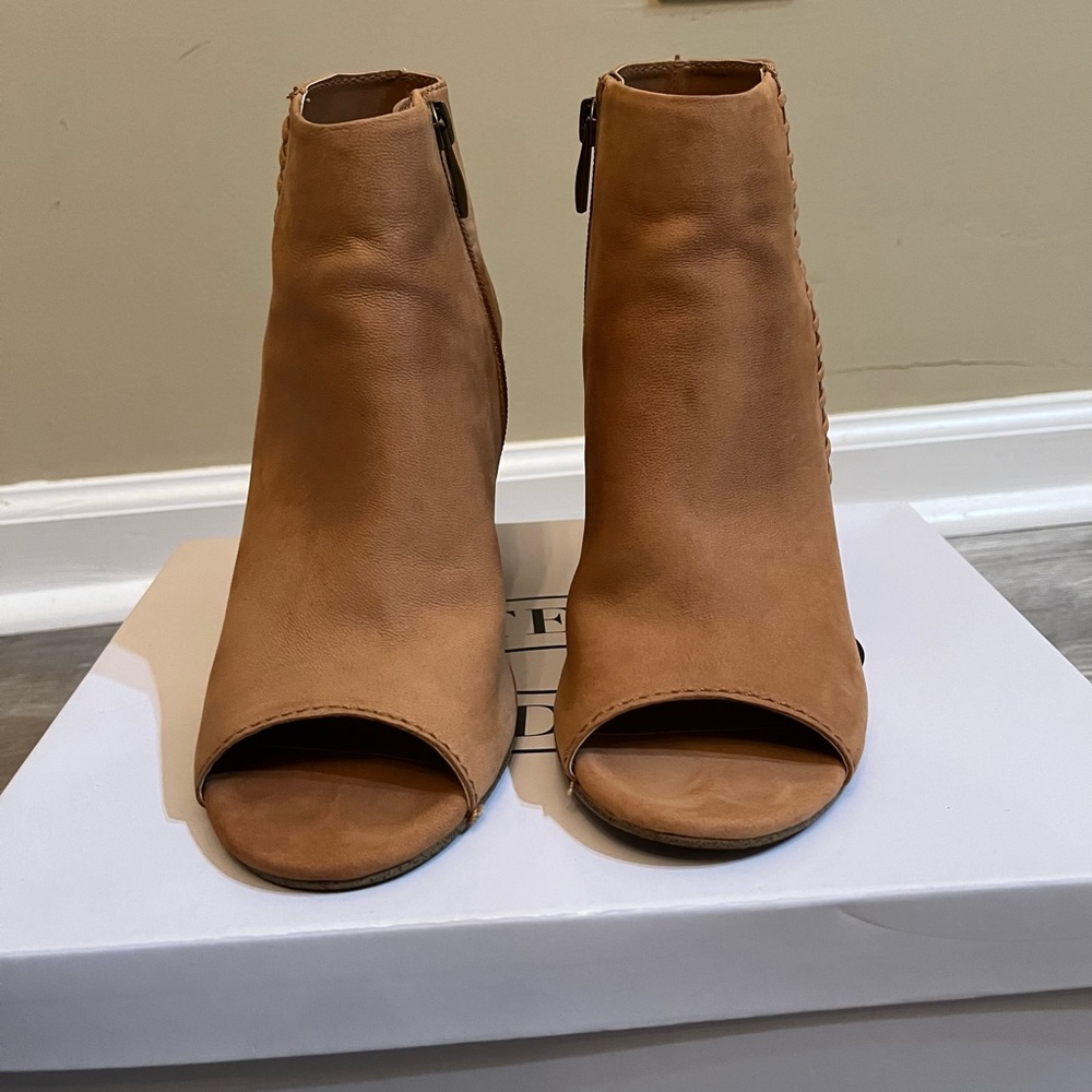 Tan Steve Madden Heels, Size 8 - Picture 2 of 6